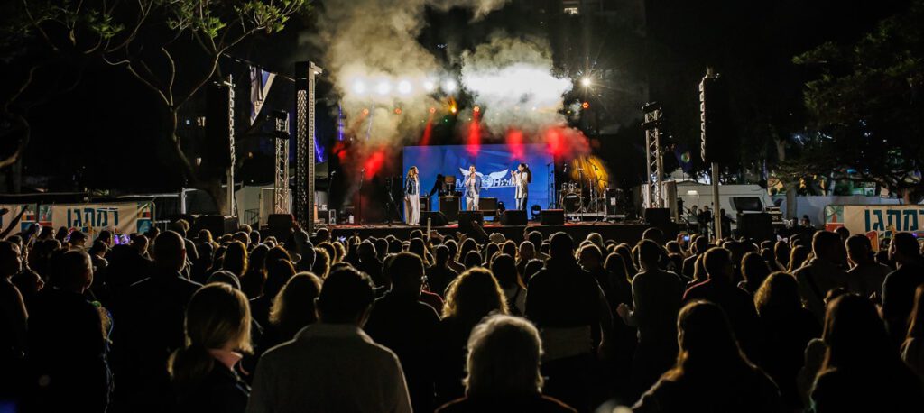 עומרי חיים עם הלהקה על במת עצמאות 2023 ברמת גן