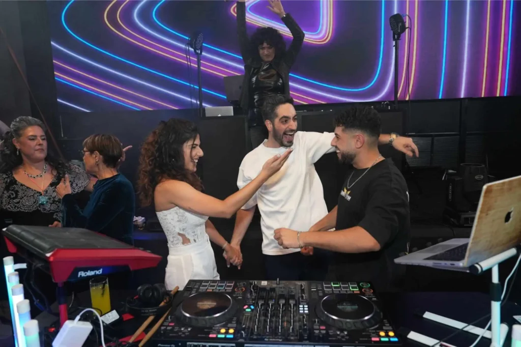 די ג'יי עומרי חיים בחתונה – דיג'יי שמרים את הרחבה