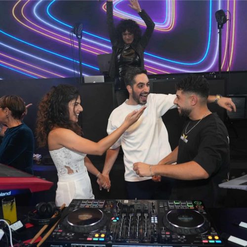 תקליטן לחתונה די ג'יי עומרי חיים בעמדה בתוך הרחבה שמח עם הזוג ביחד